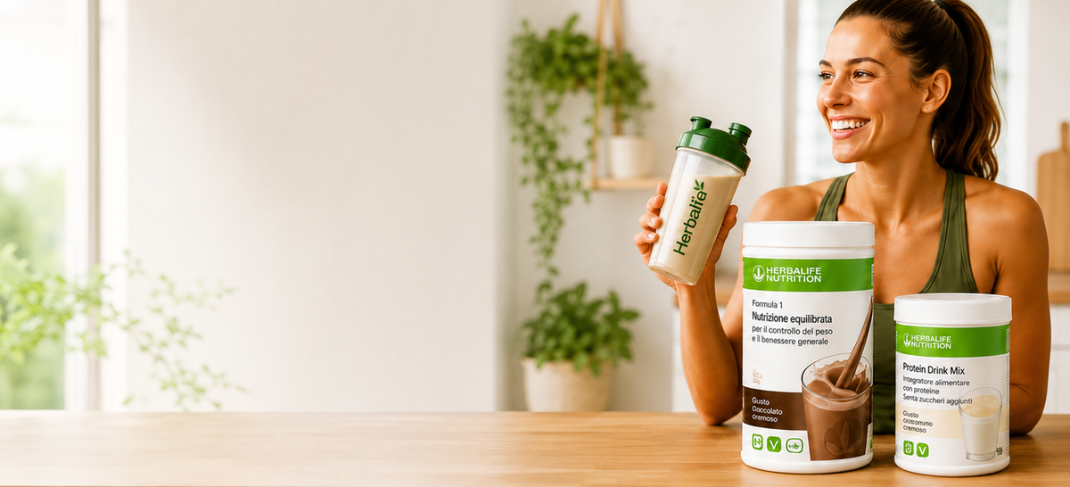 Donna sorridente con prodotti Herbalife